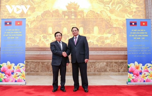 Le Premier ministre laotien termine sa visite officielle au Vietnam - ảnh 1