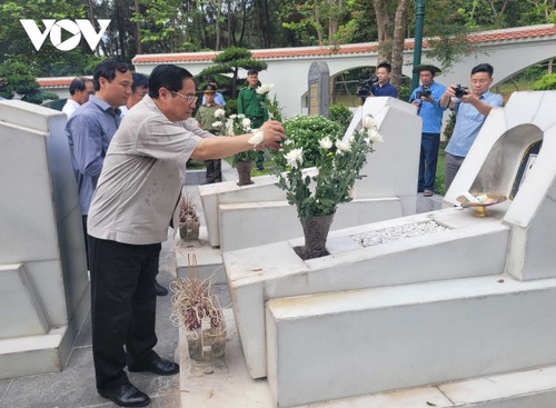 Pham Minh Chinh rend hommage aux morts de la Patrie au carrefour de Dông Lôc - ảnh 1