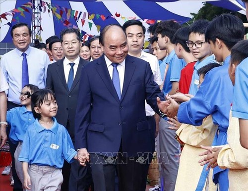 Nguyên Xuân Phuc fête la rentrée avec des enfants rendus orphelins par la pandémie - ảnh 1