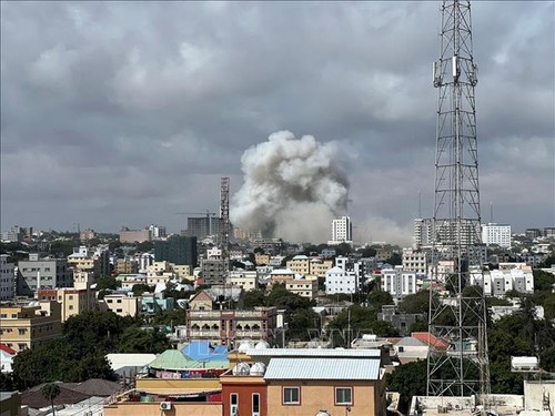 Somalie: un double attentat à Mogadiscio fait une centaine de victimes - ảnh 1