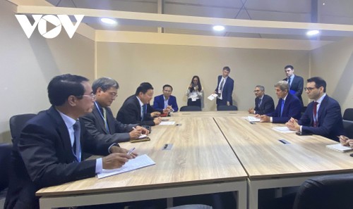 COP27 : rencontre entre le ministre vietnamien des Ressources naturelles et de l'Environnement et John Kerry - ảnh 1