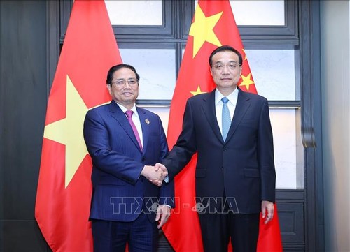 Les Premiers ministres vietnamien et chinois se rencontrent à Phnom Penh - ảnh 1