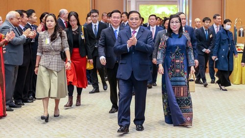 Pham Minh Chinh offre un banquet aux représentants des corps diplomatiques au Vietnam - ảnh 1