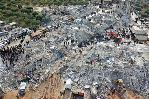 Séismes en Turquie et en Syrie: le bilan dépasse les 4.300 morts et 14.500 blessés, après une journée de recherches dans les décombres - ảnh 1