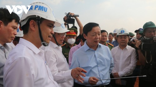 Le vice-Premier ministre Trân Hông Ha inspecte certains ouvrages de pointe dans le Sud - ảnh 1