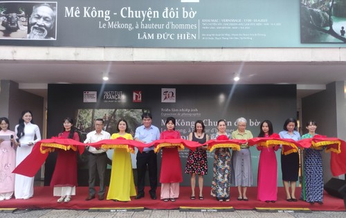 Vernissage de l’exposition de photographie «Le Mékong - à hauteur d’hommes» à Dà Nang - ảnh 1