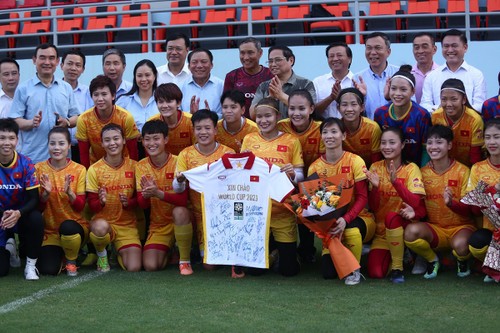 Le PM Pham Minh Chinh encourage l'équipe nationale féminine de football avant la Coupe du Monde 2023 - ảnh 1