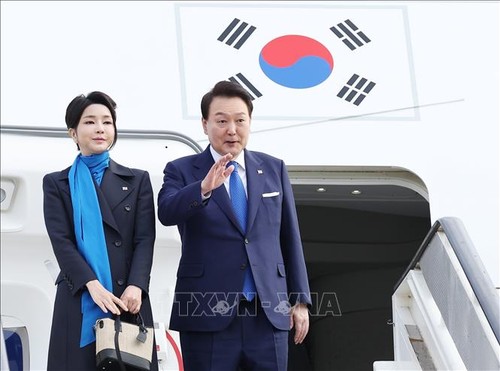 Le Président sud-coréen entame une tournée diplomatique au Royaume-Uni et en France - ảnh 1