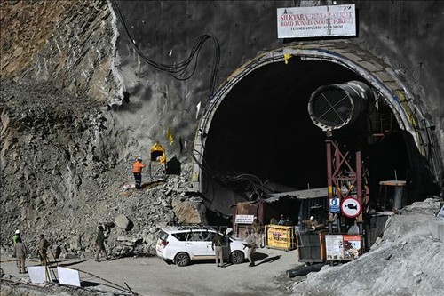 Inde : Un nouvel obstacle gêne les sauveteurs à 9 mètres des 41 ouvriers piégés depuis 2 semaines dans un tunnel effrondé - ảnh 1