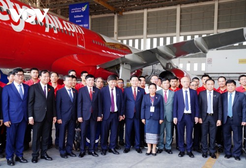 Vuong Dinh Huê participe à la signature de l’accord de coopération intégrale entre Vietjet Air et Lao Airlines - ảnh 1