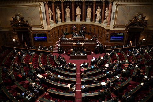 Face aux contestations, Emmanuel Macron assure la responsabilité de son projet de loi sur l'immigration - ảnh 1