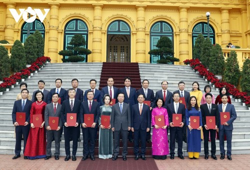 Le président Vo Van Thuong nomme les nouveaux ambassadeurs et chefs de représentations diplomatiques du Vietnam à l'étranger - ảnh 1