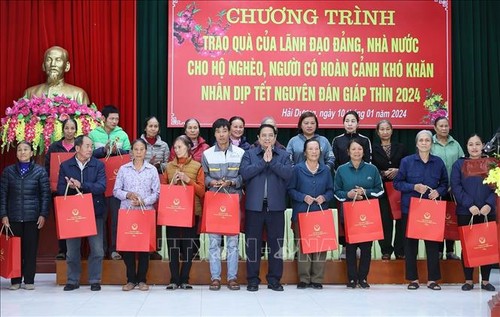 Pham Minh Chinh offre des cadeaux du Têt aux personnes défavorisées de Hai Duong - ảnh 1
