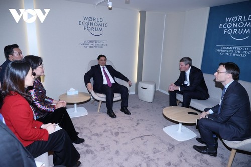 Davos 2024: Pham Minh Chinh rencontre des dirigeants de grandes entreprises mondiales - ảnh 1