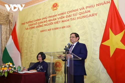 Rencontre entre Pham Minh Chinh et les représentants de la diaspora  vietnamienne en Hongrie - ảnh 1