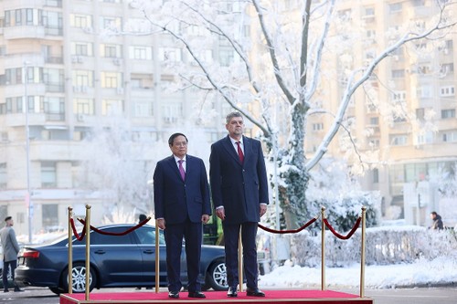 Cérémonie d'accueil à Bucarest en l'honneur du Premier ministre Pham Minh Chinh - ảnh 1