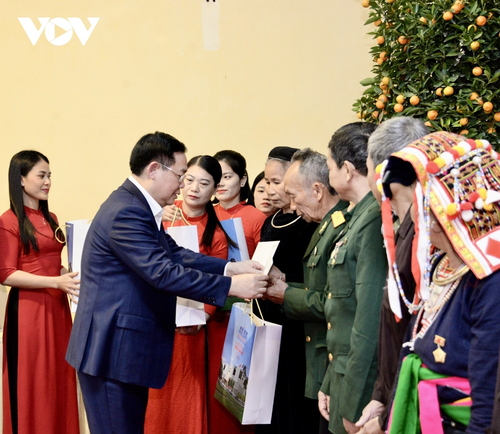 Vuong Dinh Huê présente ses vœux du Nouvel an lunaire aux habitants de Yên Bái - ảnh 1