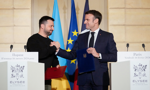 Macron et Zelensky signent un accord de sécurité France-Ukraine - ảnh 1