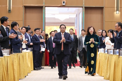 Le Premier ministre Pham Minh Chinh préside une conférence sur le développement du marché boursier pour 2024 - ảnh 1