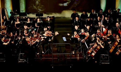 Carmen enflamme la scène à Hanoï - ảnh 2