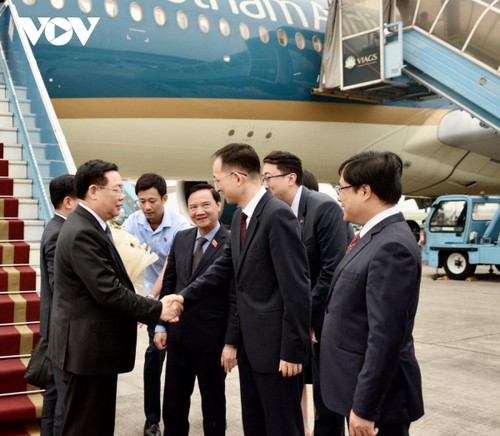 Retour du président de l’Assemblée nationale vietnamienne après une visite fructueuse en Chine - ảnh 1