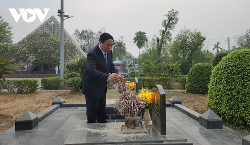 Hommage national: Le Premier ministre Pham Minh Chinh honore les héros de Diên Biên Phu - ảnh 2