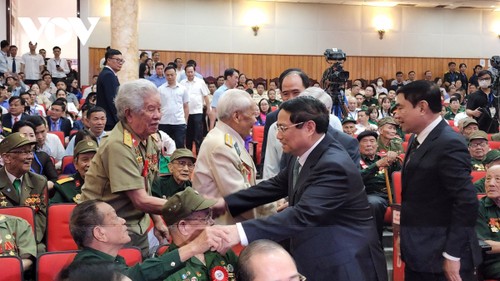 Hommage national: Le Premier ministre Pham Minh Chinh honore les héros de Diên Biên Phu - ảnh 1