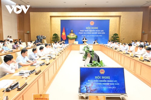 Pham Minh Chinh pilote une conférence sur le développement des ressources humaines pour l'industrie des semi-conducteurs - ảnh 1