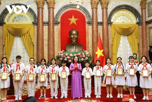 Vo Thi Anh Xuân rencontre des enfants exemplaires de Hô Chi Minh-Ville - ảnh 1