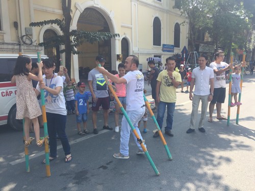 Traditional games held in Hanoi’s pedestrian streets - ảnh 3