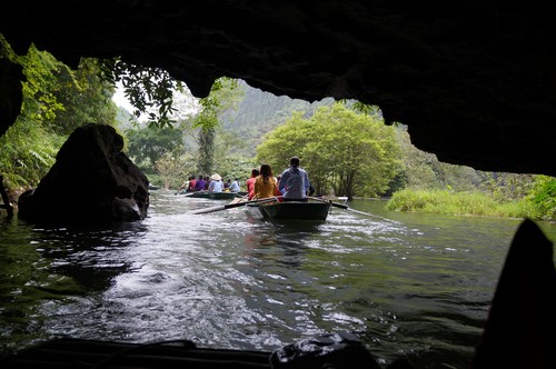 A journey to Bai Dinh Complex and Trang An Ecological Tourism Site - ảnh 10