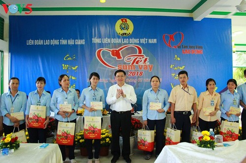 Workers, poor households get Tet gifts  - ảnh 1