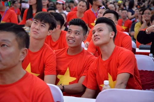 Vietnam’s U23 footballers get rock-star welcome in Ho Chi Minh City - ảnh 1