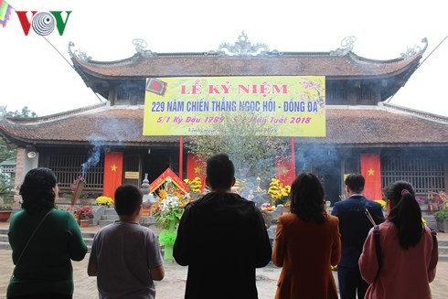 People flock to pagodas, temples during Tet - ảnh 1