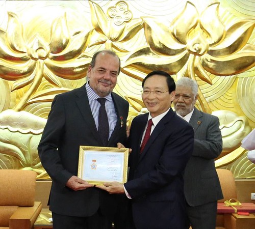 Chilean ambassador honored with friendship insignia  - ảnh 1