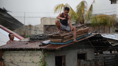 Massive storms devastate US, Philippines - ảnh 1