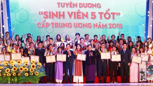 Outstanding students honoured - ảnh 1