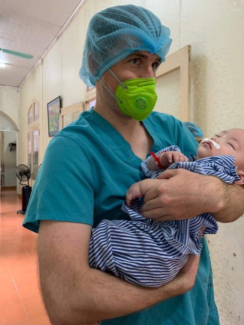 Irish single dad’s special bond with Vietnamese baby with cleft lip - ảnh 3