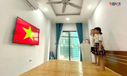 Vietnamese students attend special school opening ceremonies - ảnh 1