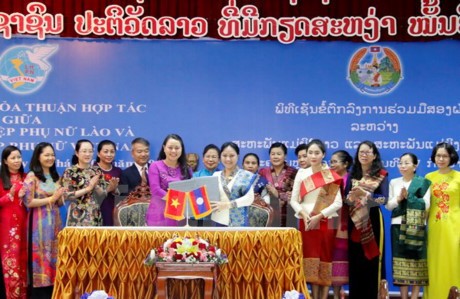 Renforcement des relations entre les femmes vietnamo-laotiennes  - ảnh 1