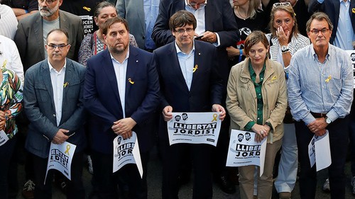 Catalogne: huit membres du gouvernement destitué placés en détention provisoire - ảnh 1
