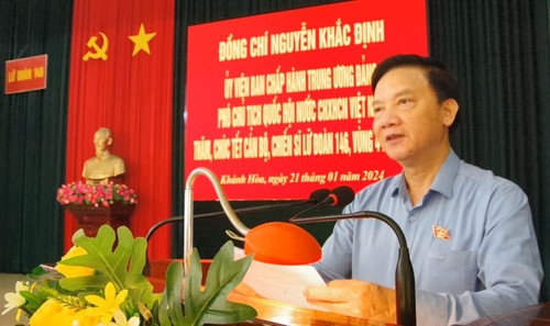 Têt: Le vice-Président de l'Assemblée nationale Nguyên Khac Dinh présente ses voeux aux soldats du régiment 146 - ảnh 1
