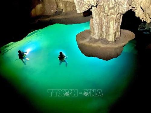 Découverte d'un immense lac "suspendu" dans la grotte de Thung, à Quang Binh - ảnh 1
