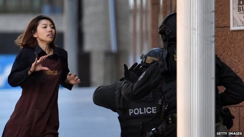 Several hostages escape from Sydney siege  - ảnh 1