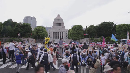 Thousands march outside Japan parliament to protest US military base - ảnh 1