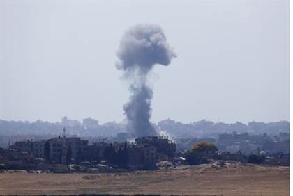 Israel launches air strikes on Gaza - ảnh 1