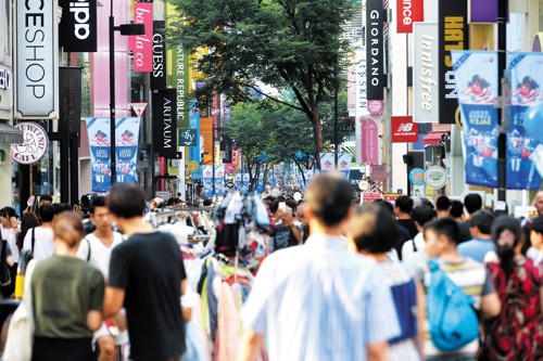 Locals in Seoul continue daily life despite tensions - ảnh 1