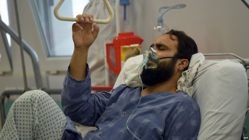 President Obama apologizes for US mistaken air strike on Afghanistan hospital - ảnh 1