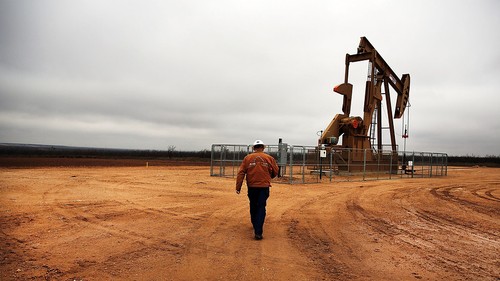 Oil prices tumble to record low - ảnh 1