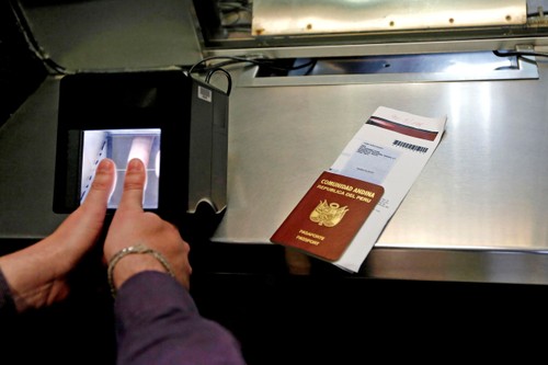 US tightens visa-waiver program - ảnh 1